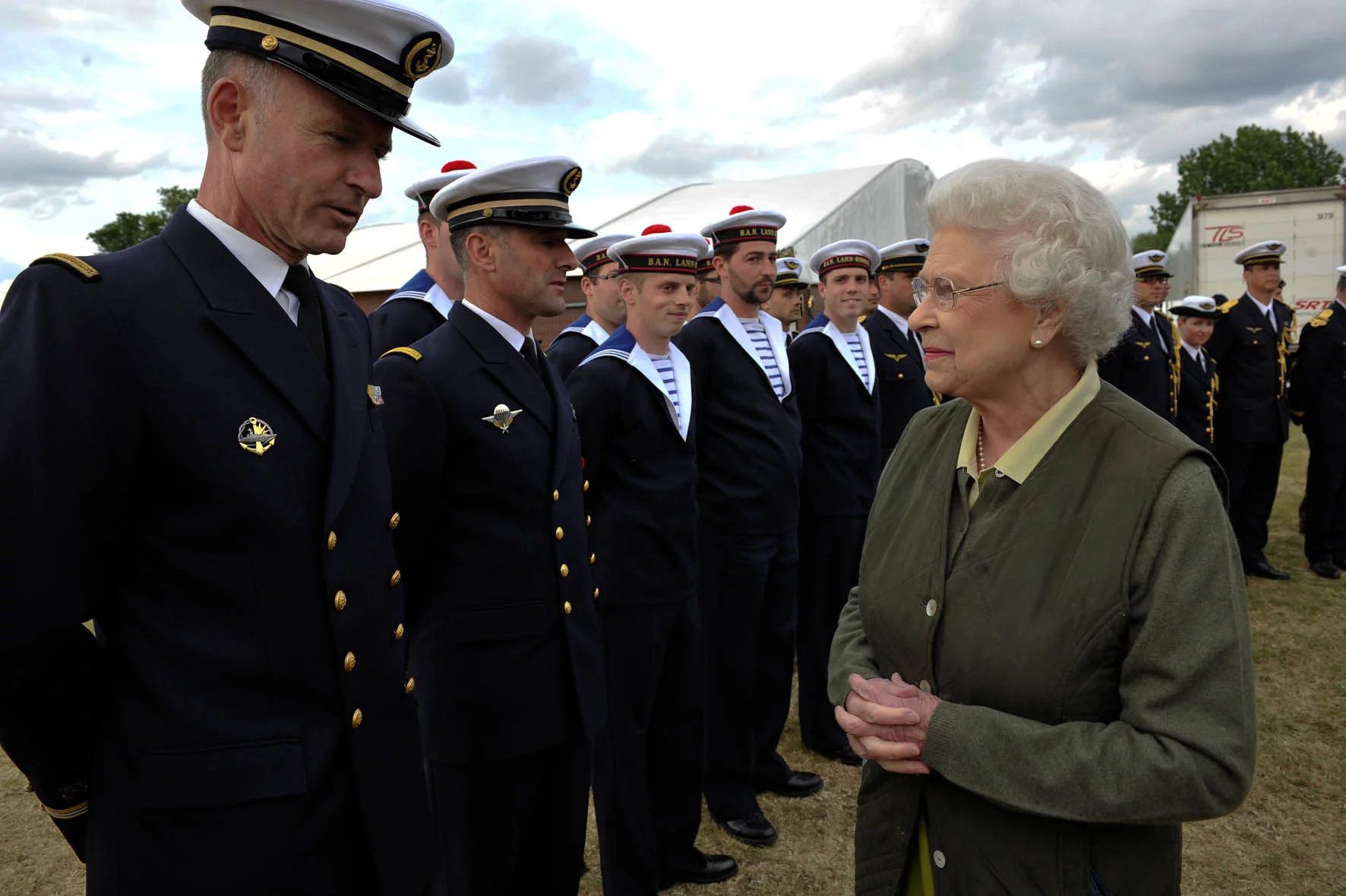 Sa Majesté la reine Elizabeth II et le bagad de Lann-Bihoué