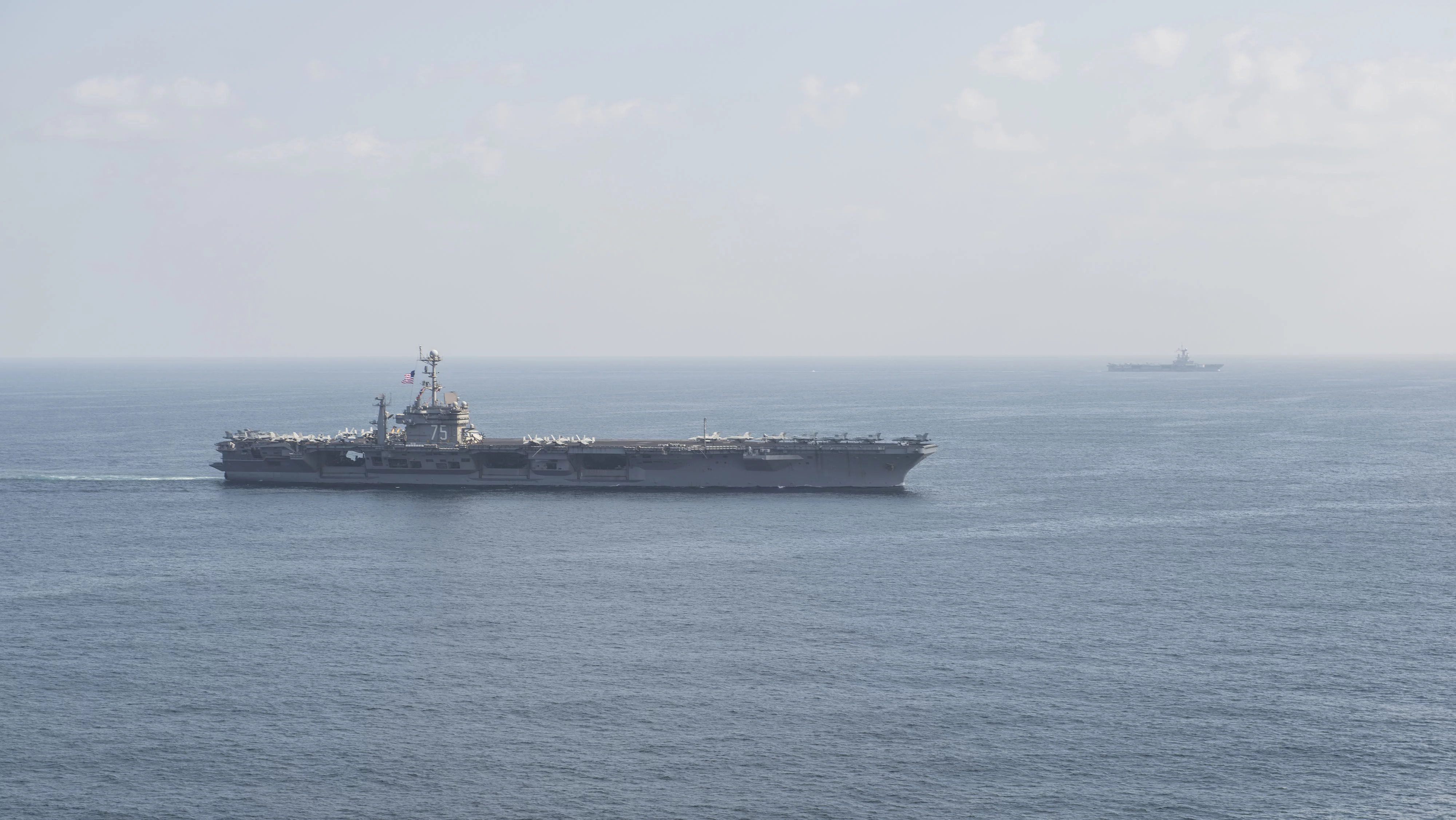 Le porte-avions USS Harry S. Truman navigue aux côtés du Charles de Gaulle