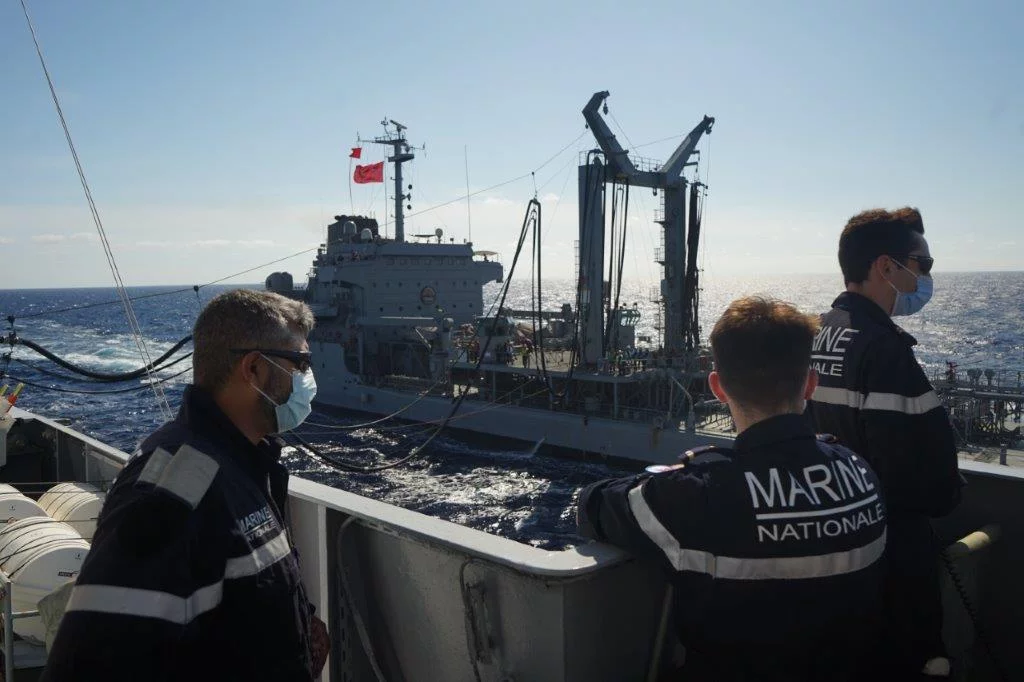 Ravitaillement à la mer du Courbet avec le pétrolier-ravitailleur turc Yabray Kudret Güngör