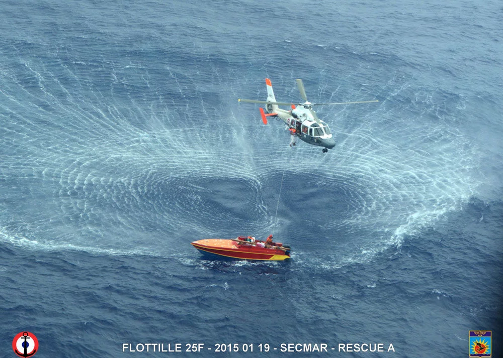 Les moyens aériens des FAPF au secours de trois naufragés