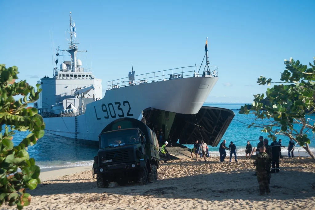 Des soldats du 33e régiment d’infanterie de Marine (RIMa) débarquent du Dumont d’Urville