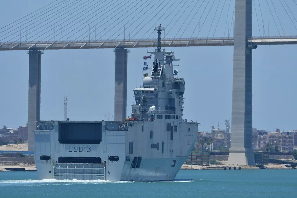 Le porte-hélicoptères Mistral franchit le canal de Suez