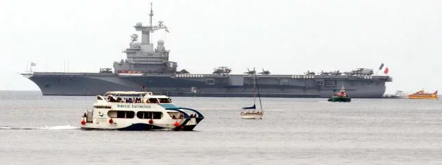 Le porte-avions Charles de Gaulle au mouillage au large de Carthagène