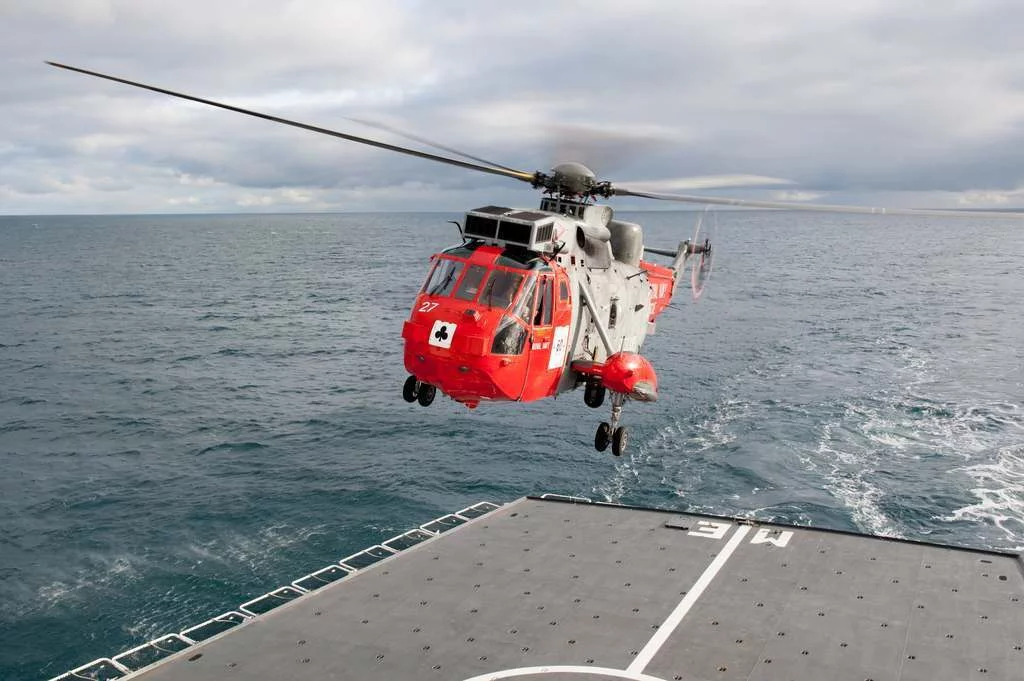 Les Britanniques appontent sur le Monge