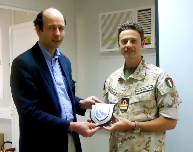 Le Cdr Damiano remet l'écusson de la force navale européenne à M. Giscard D'Estaing