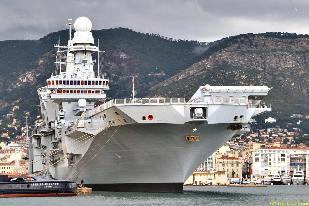 Le porte-aéronefs italien Cavour