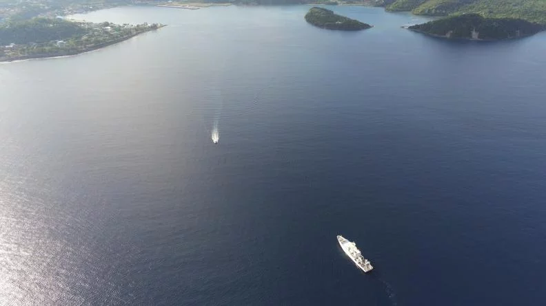 Le bâtiment hydrographique Beautemps-Beaupré au large de Gondelour