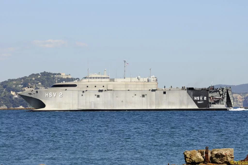 Le catamaran américain Swift arrive à Toulon