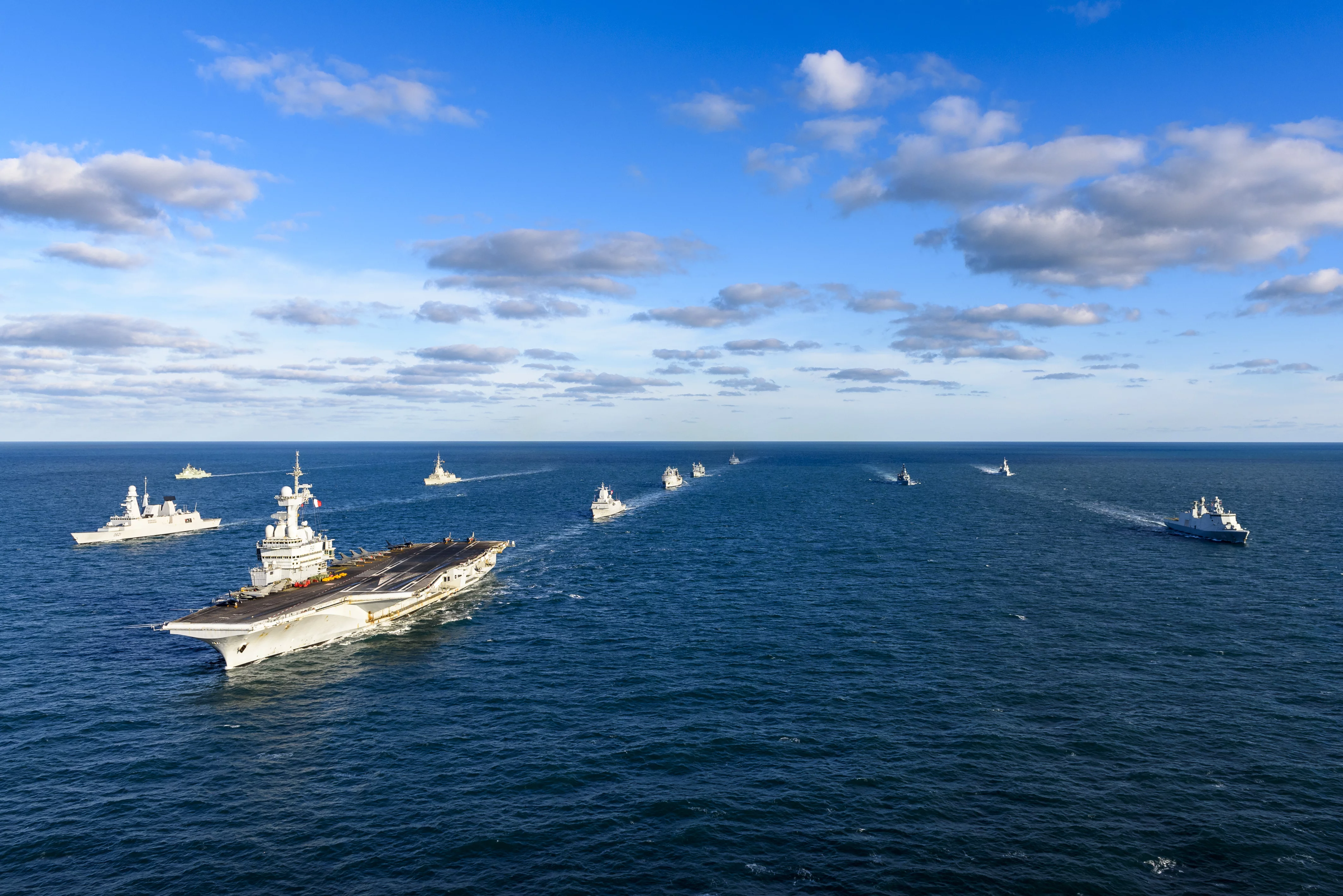 Le groupe aéronaval et le Standing NATO Maritime Group 1 (SNMG1)