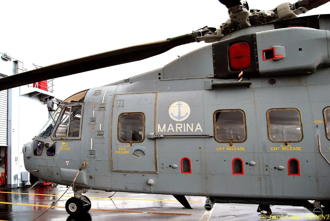 Un hélicoptère EH-101