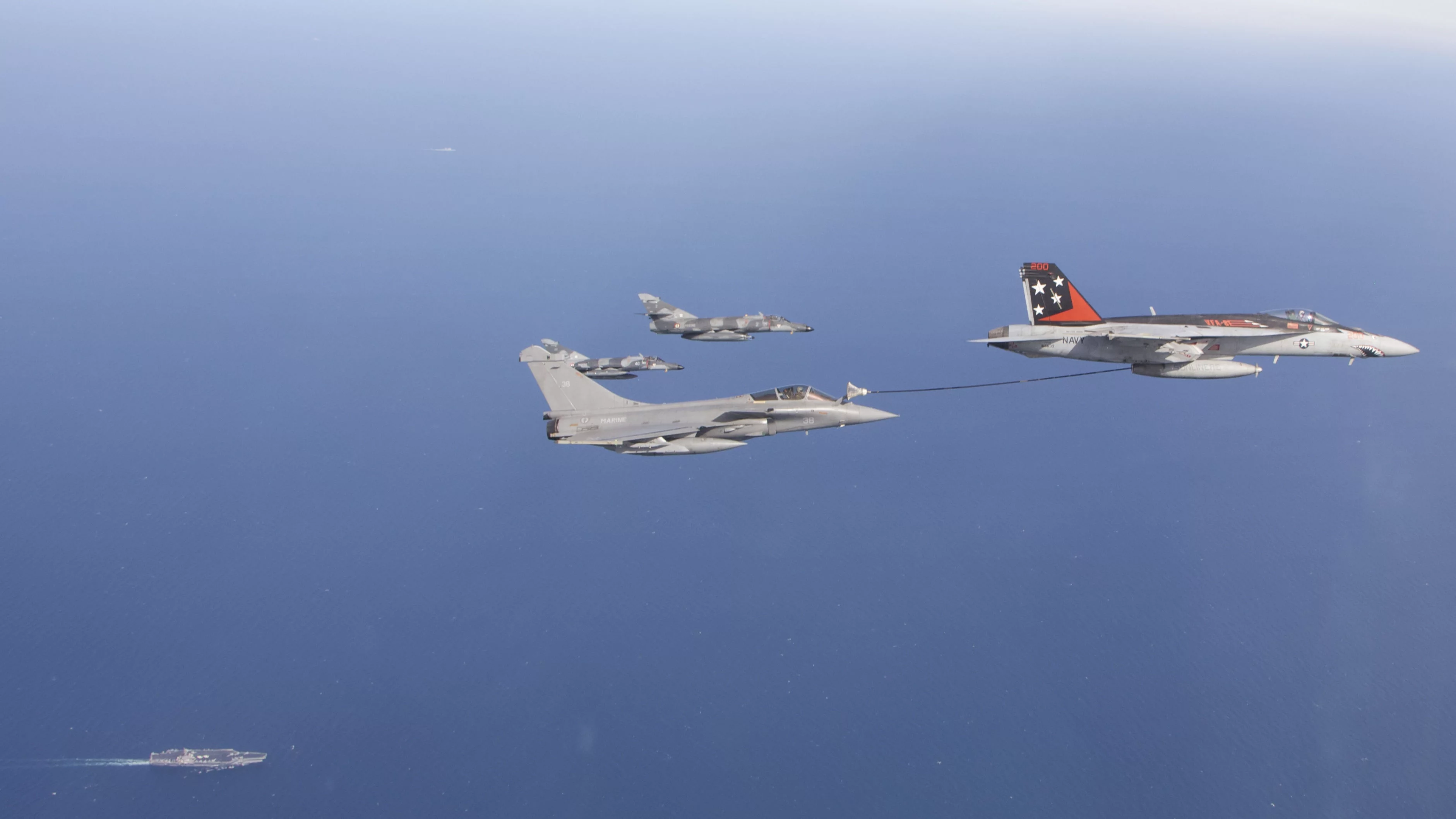 Un Rafale Marine du Charles de Gaulle se ravitaille auprès d'un F/A-18E Super Hornet de l'USS Carl Vinson