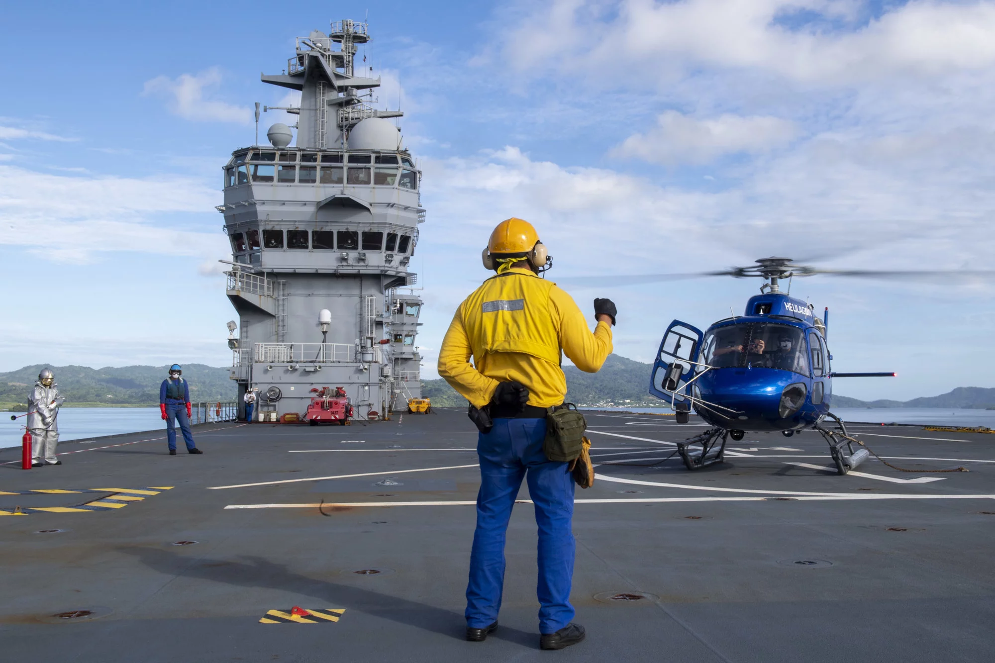 Un hélicoptère Ecureuil civil se pose sur le Mistral