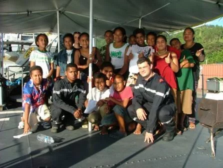 Des écoliers de Futuna à bord de la Moqueuse
