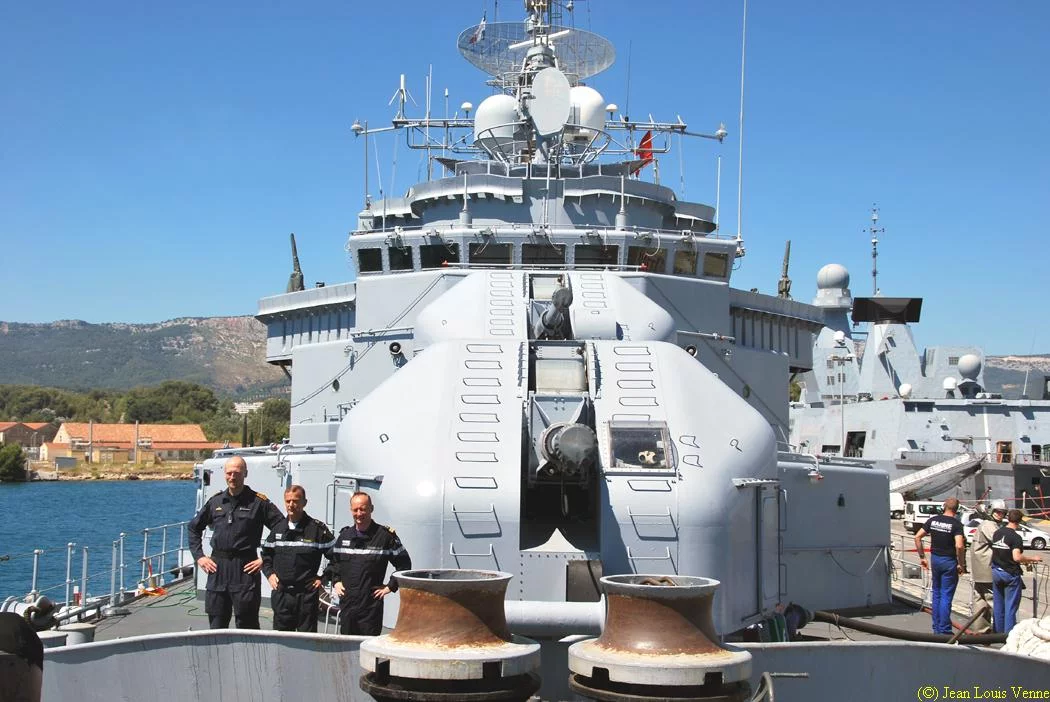 Les 3 officiers devant le canon
