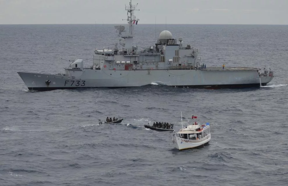La frégate de surveillance Ventôse intercepte une embarcation