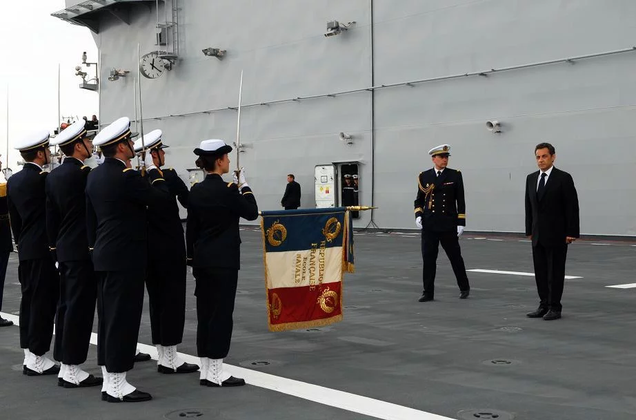 Le drapeau de l'Ecole Navale rend les honneurs au président de la République