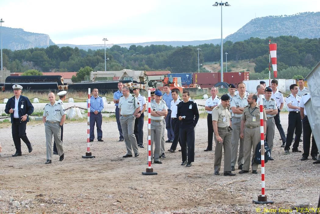 De nombreux officiers de la marine et de l'armée de terre assistent aux essais