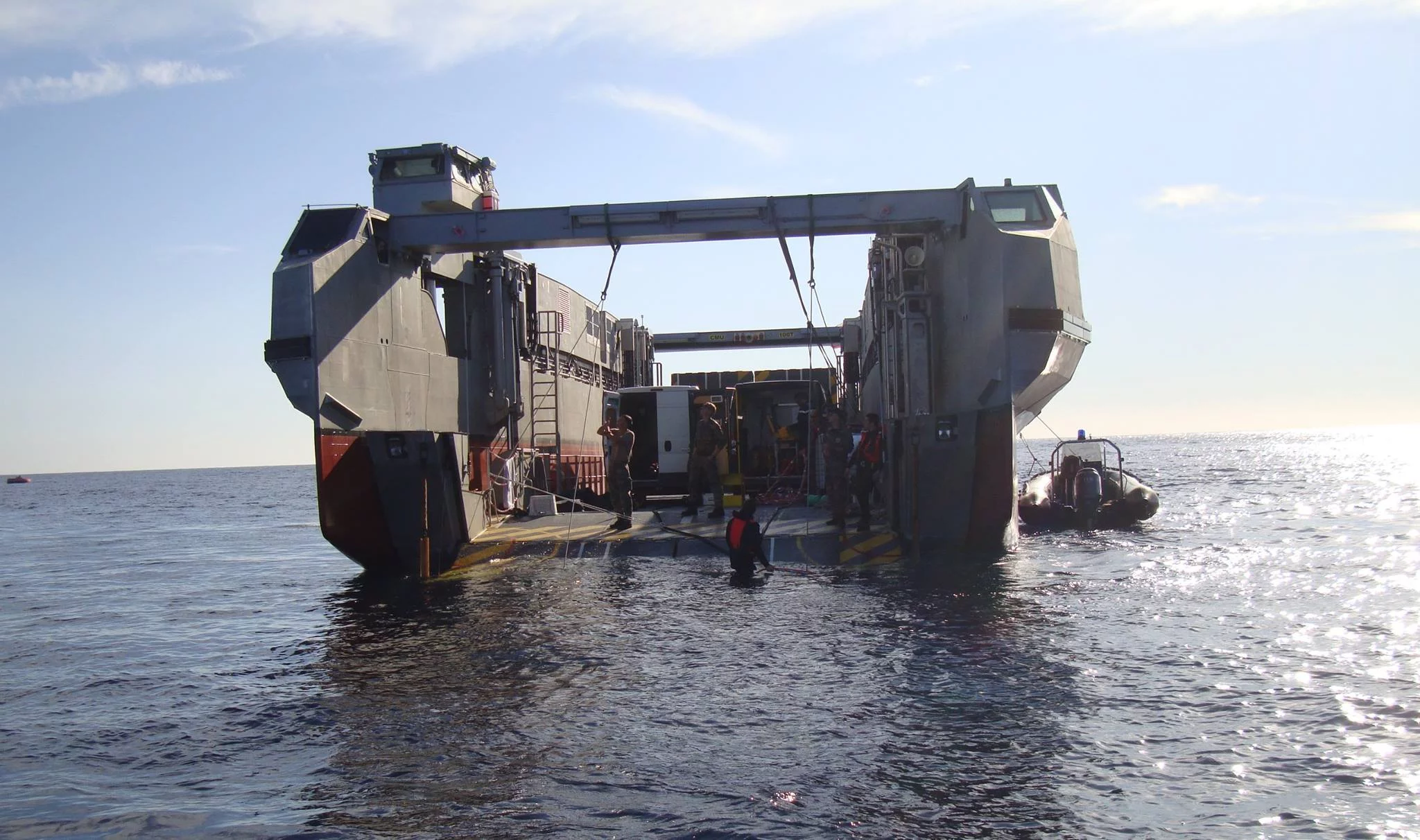 Un EDA-R de la Flottille Amphibie sert pour la première fois de plate-forme pour un chantier de travaux sous-marin