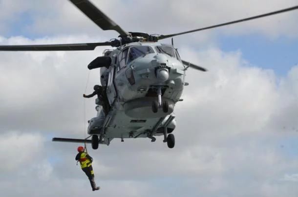 Hélitreuillage des Équipes d’Évaluation sur l’Abeille Bourbon