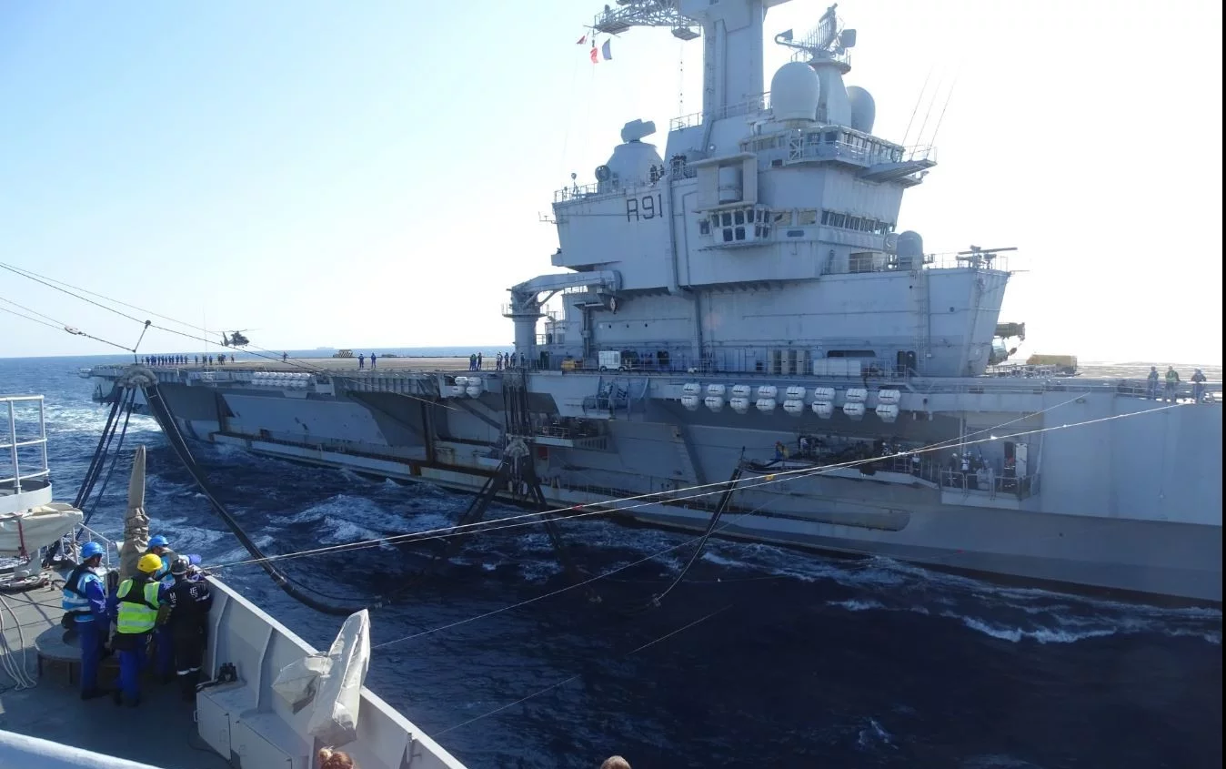Le bâtiment de commandement et de ravitaillement Marne ravitaille le porte-avions Charles de Gaulle