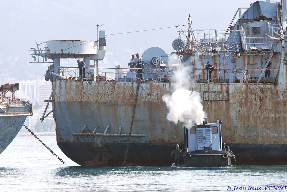 La coque de l’ex-Argens transférée à la base navale de Toulon