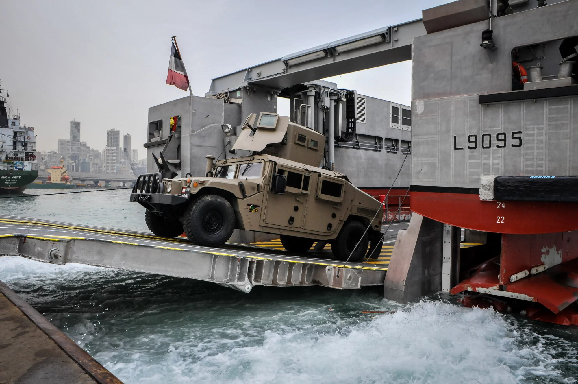 Un engin de l'armée de terre débarque d'un EDAR