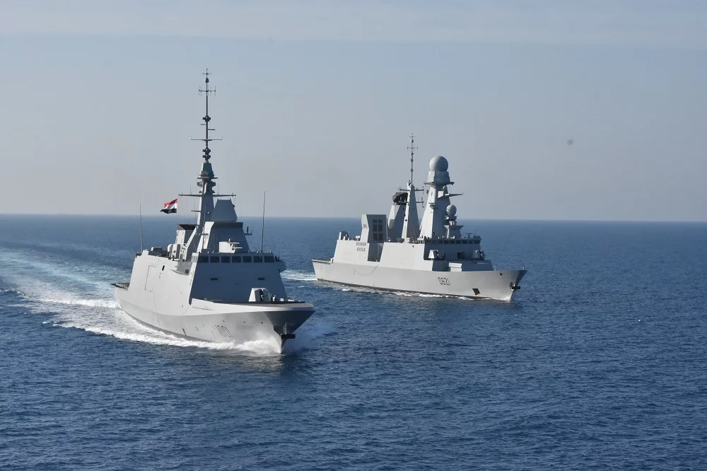 La frégate de défense aérienne Chevalier Paul et la frégate multi-missions égyptienne Tahya Misr