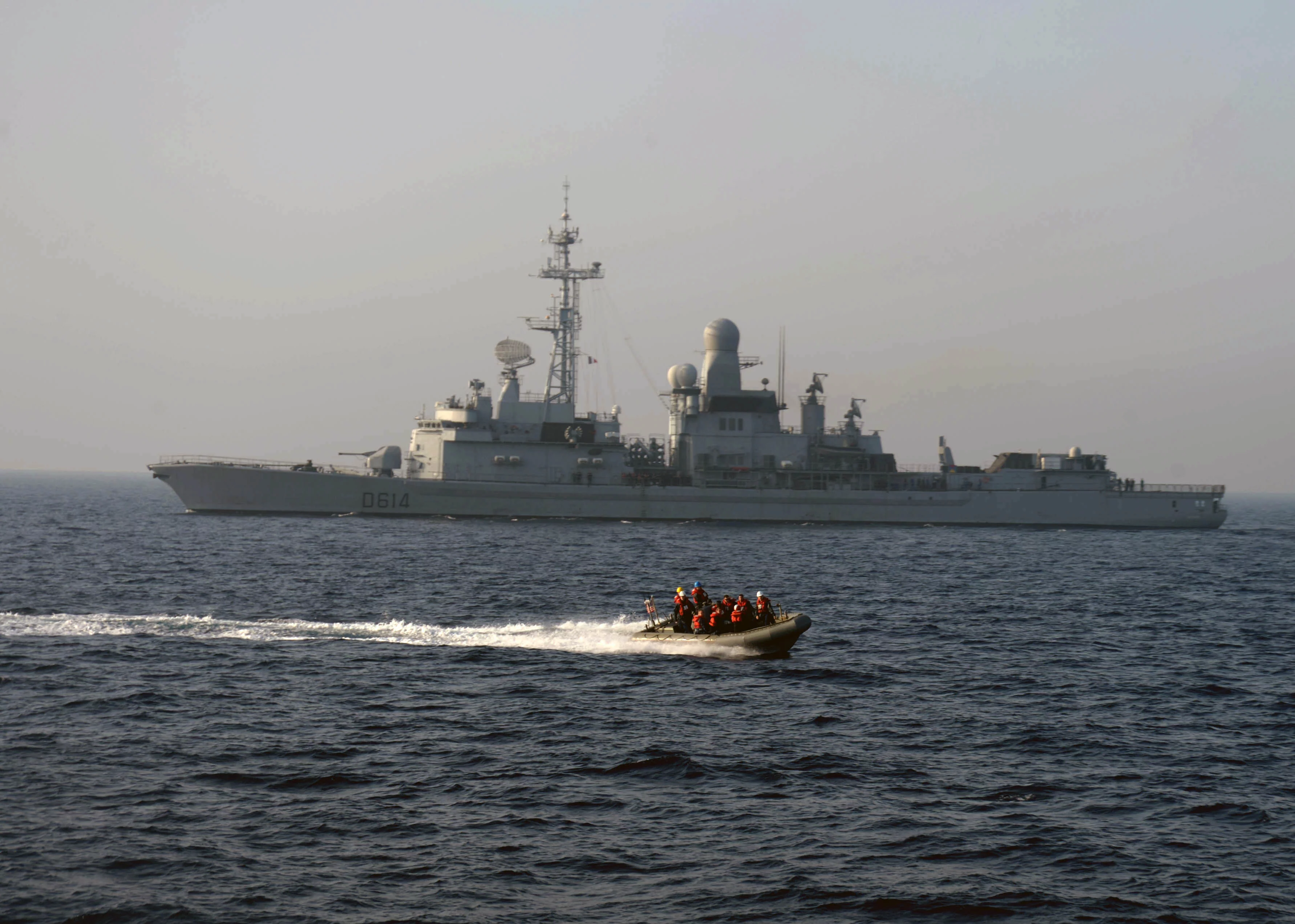 La frégate Cassard se prépare à un exercice avec le destroyer USS Ramage