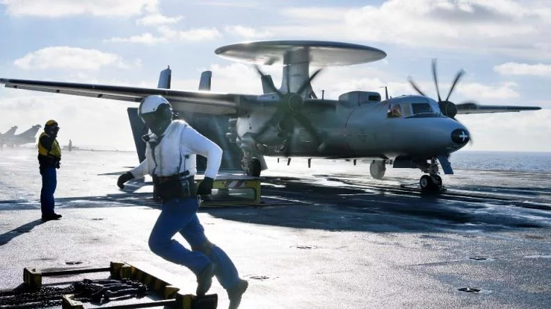 Un avion de get aérien Hawkeye décolle du Charles de Gaulle