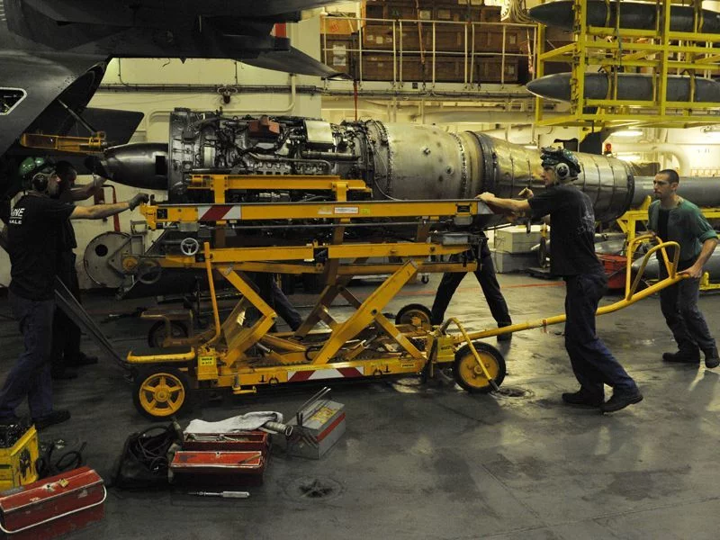 Echange du réacteur d'un avion du Charles de Gaulle