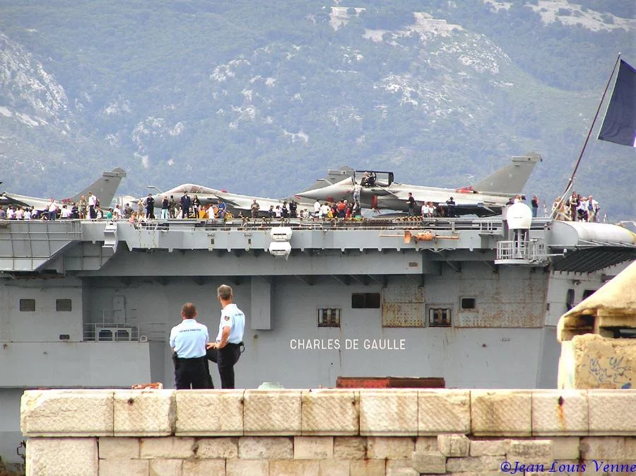 La sortie des familles du Charles de Gaulle