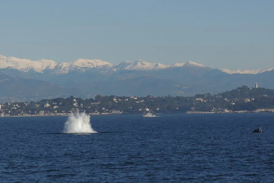 Dépollution pyrotechnique dans le golfe Juan