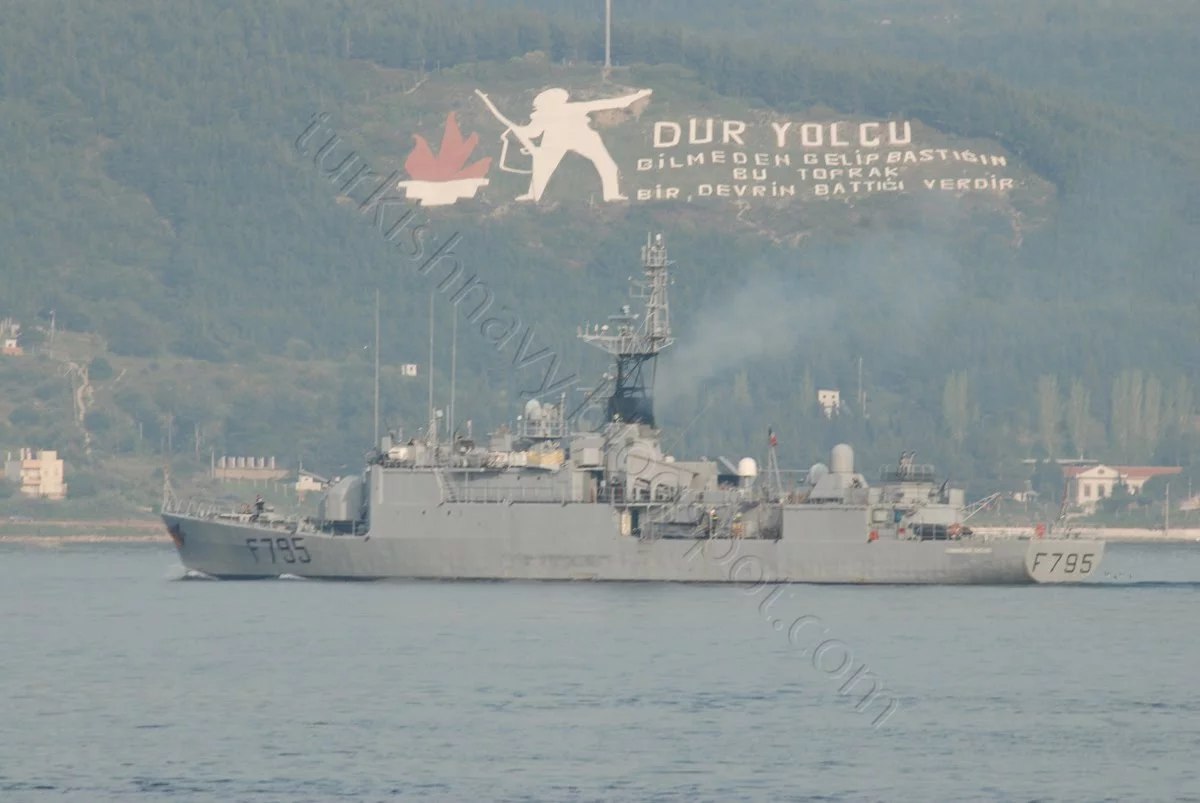 L'aviso Cdt Ducuing devant la péninsule de Gallipoli