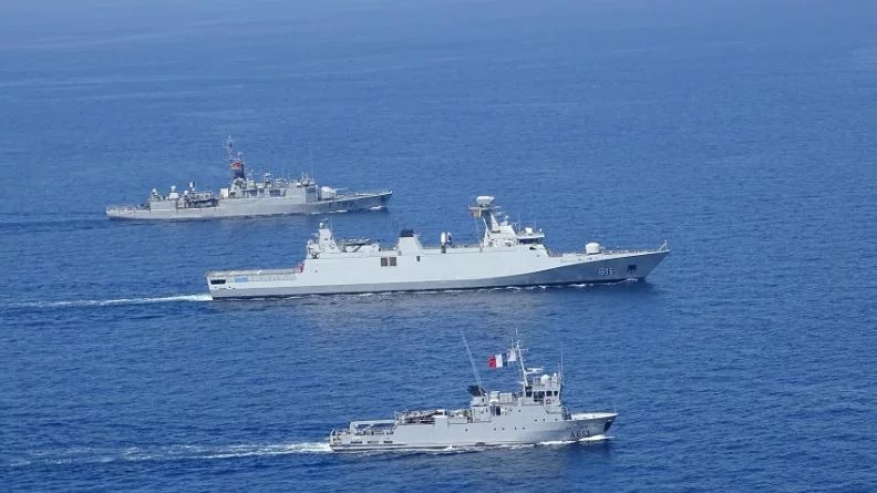 Le patrouilleur Commandant Bouan, le bâtiment de base des plongeurs démineurs Achéron et la corvette marocaine Allal Ben Abdellah