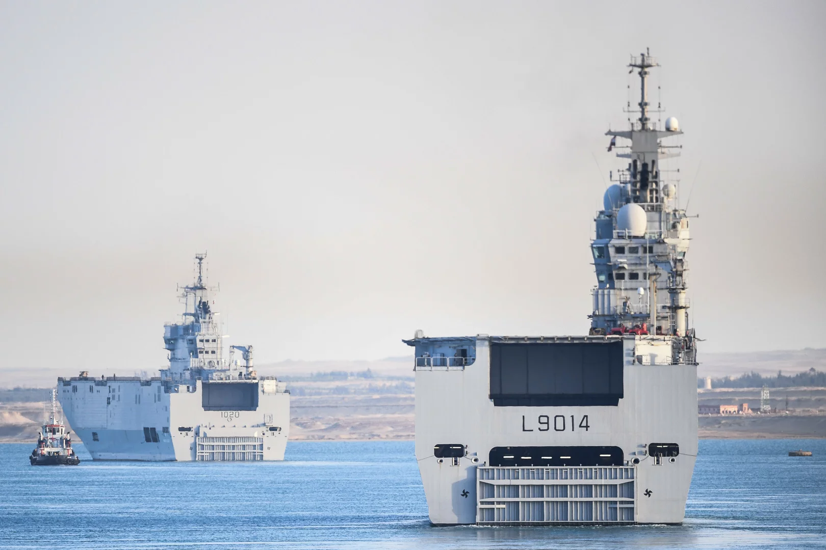 Le BPC « Tonnerre » et son sistership égyptien « Anwar El Sadat » dans le canal de Suez