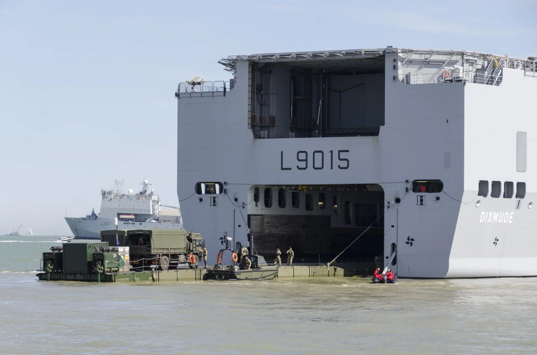 Un engin de débarquement britannique effectue une manœuvre de porte-à-porte avec le BPC Dixmude