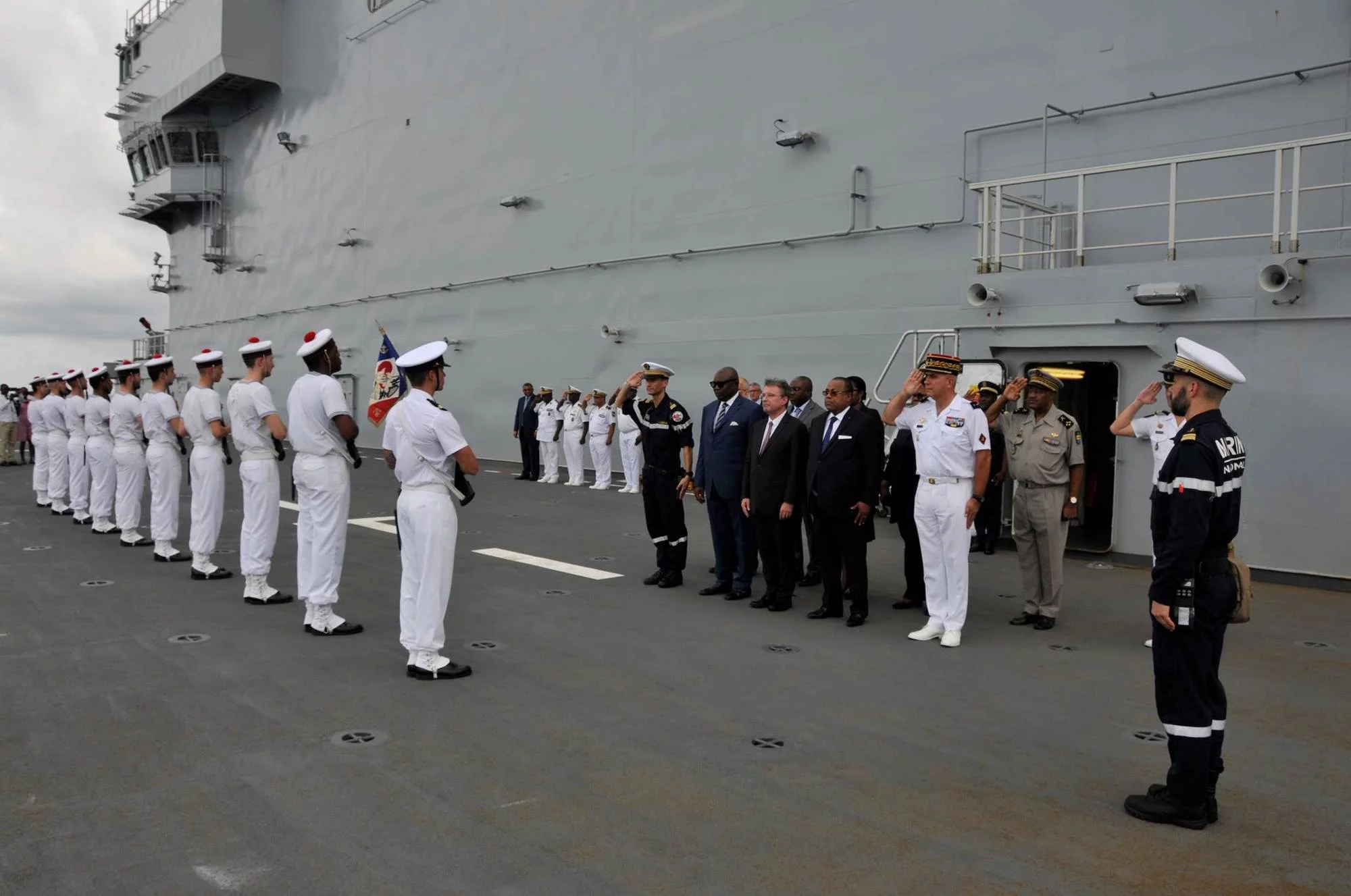 Le Mistral reçoit les plus hautes autorités politiques et militaires du Gabon