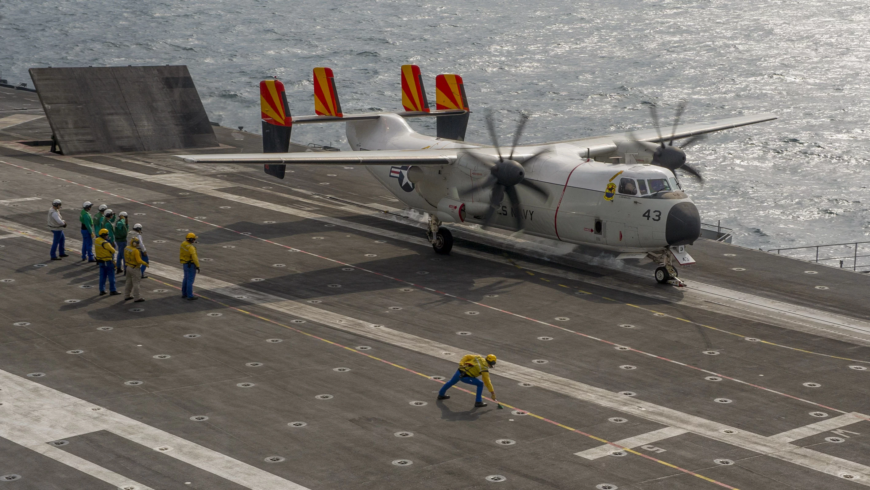 Un avion de transport logistique MH3C-2A Greyhound se prépare à décolle du porte-avions Charles de Gaulle