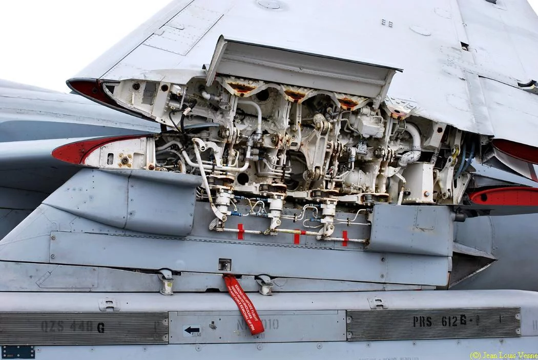 Un avion de contre-mesure électronique Grumman EA-6 Prowler