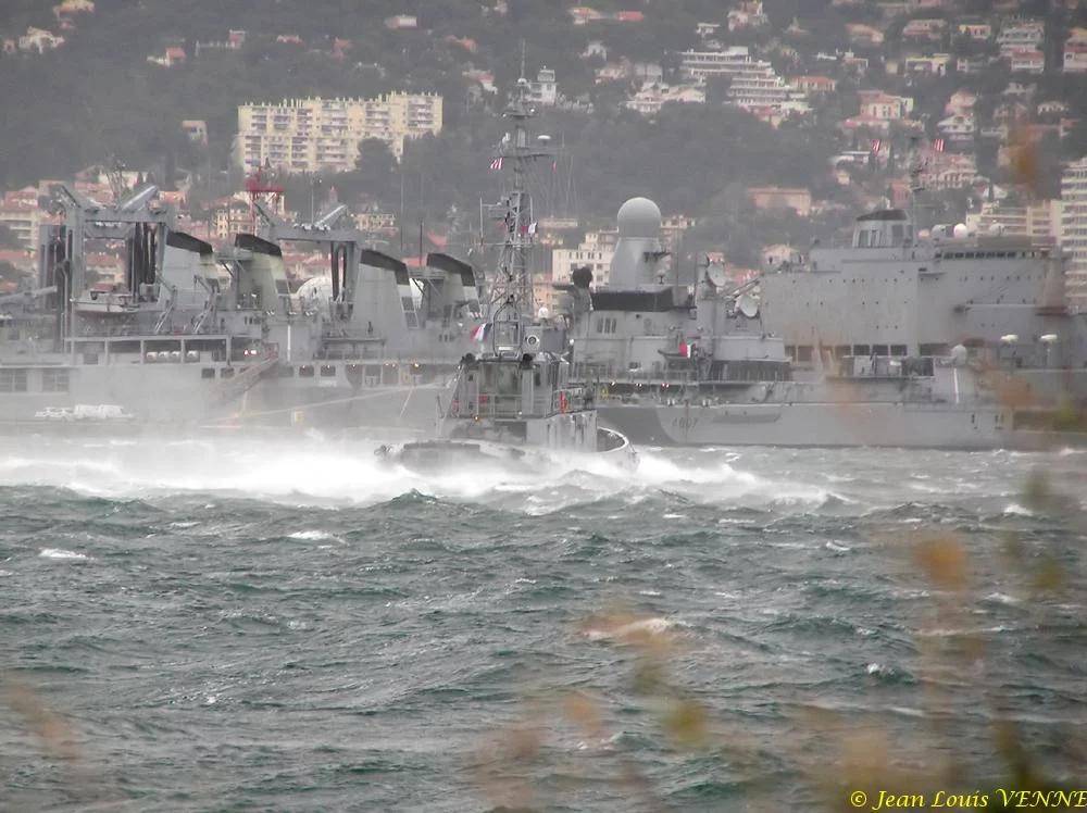 Un remorqueur dans la tempête