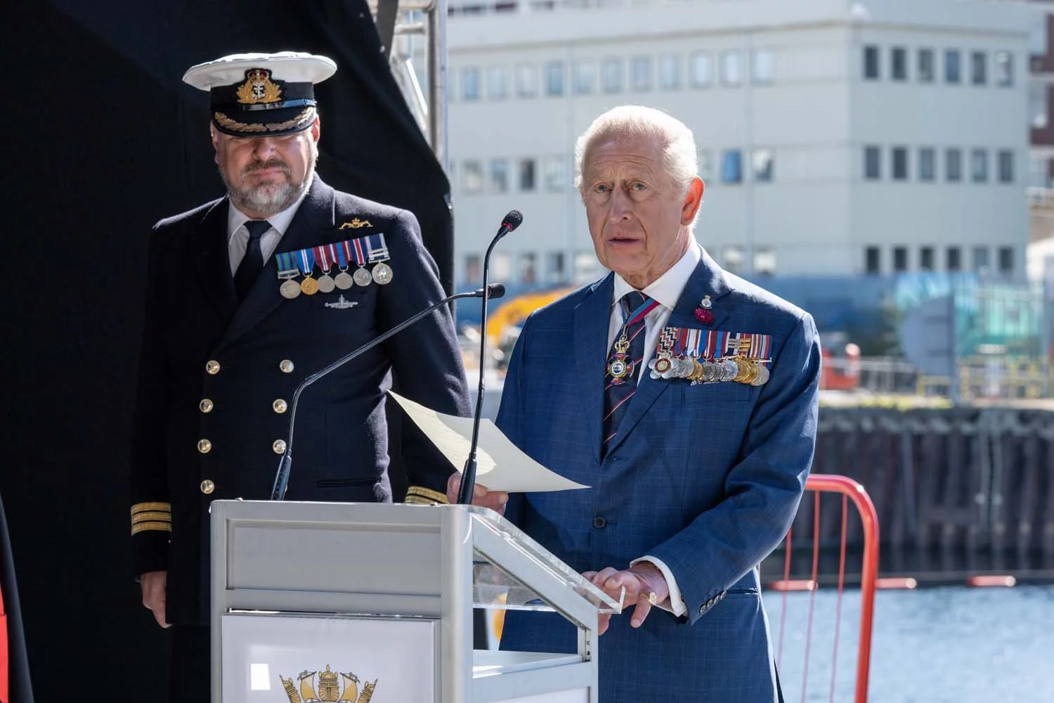Le roi Charles III prononce un discours lors du lancement du sous-marin HMS Agamemnon