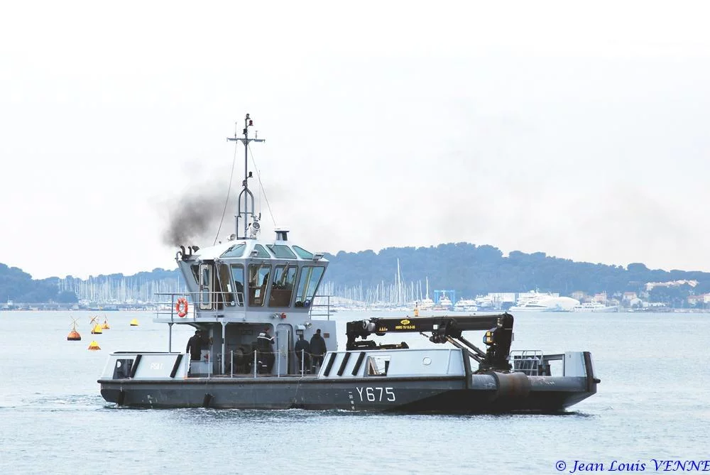 Un des pontons-grue du port de Toulon