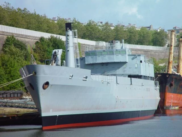 Le D'Entrecasteaux en fond de Penfeld