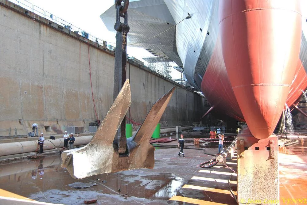 Le Charles de Gaulle ré-embarque ses lignes de mouillage