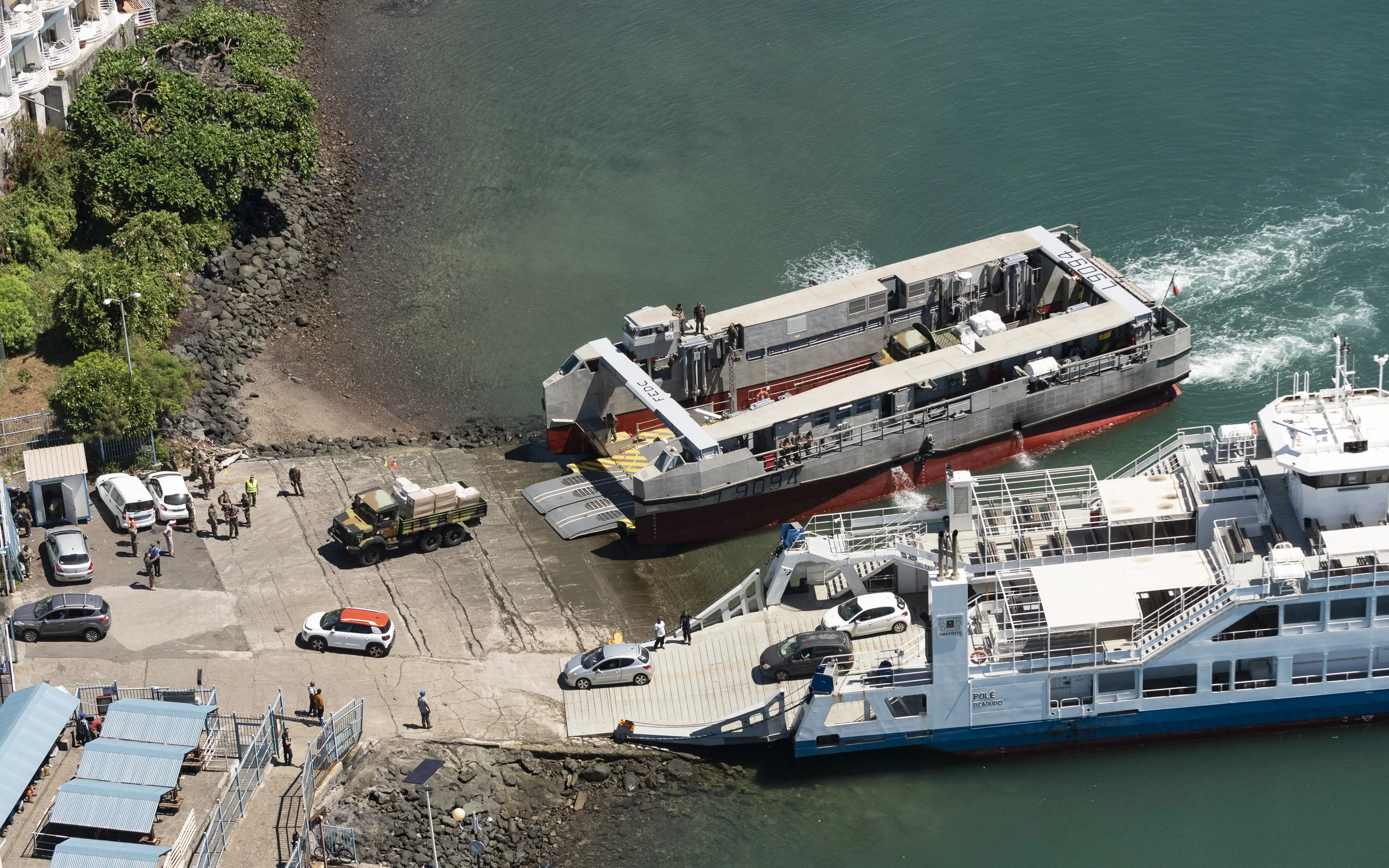 Un EDAR embarque du fret humanitaire à Mayotte