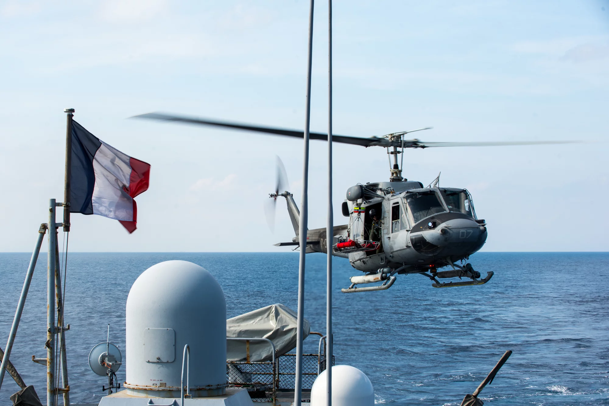 Un hélicoptère au-dessus du Cdt Birot