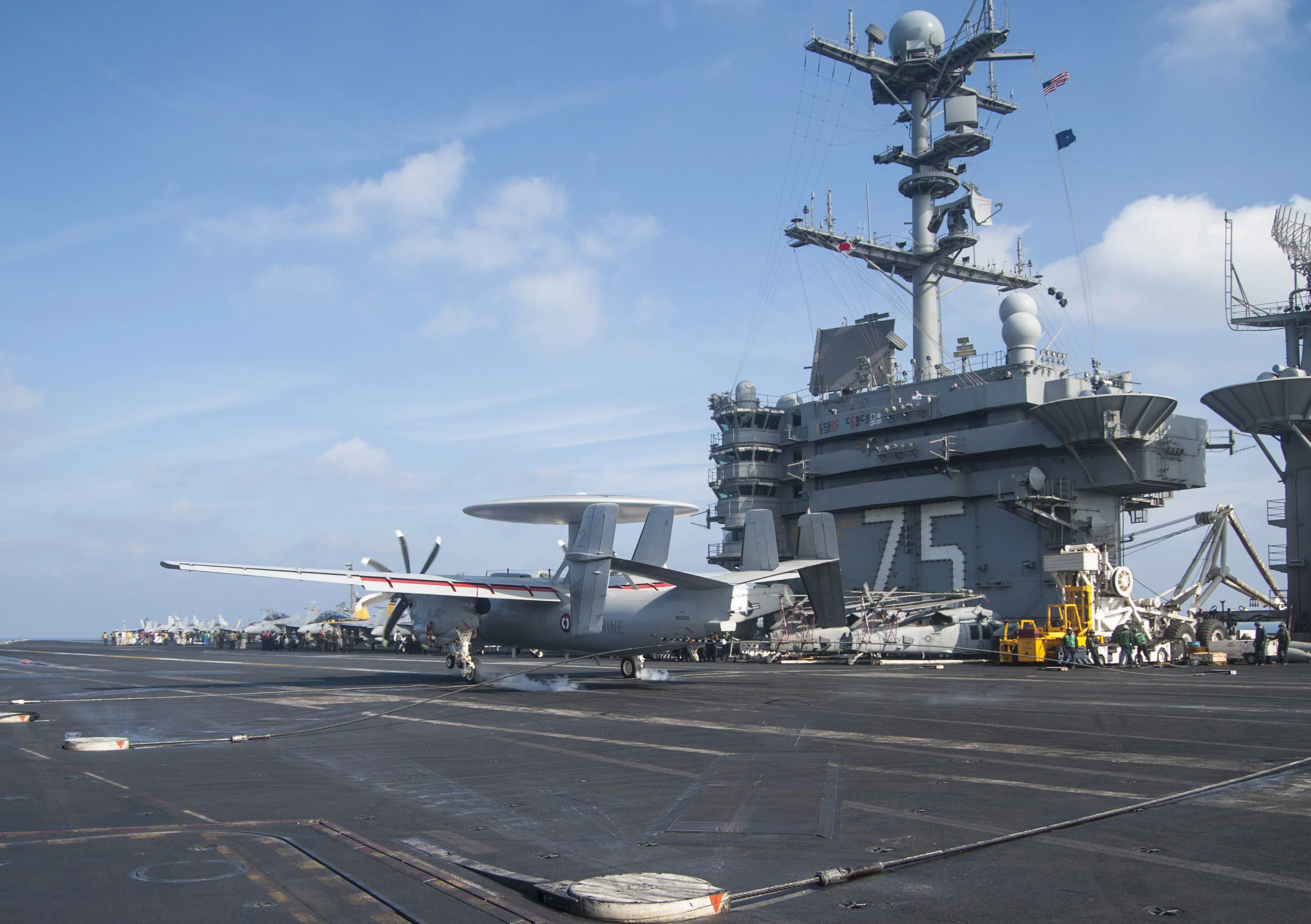 Un E2-C Hawkeye apponte sur l’USS Harry S. Truman