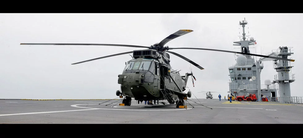 Un hélicoptère britannique Sea King à bord du BPC Dixmude