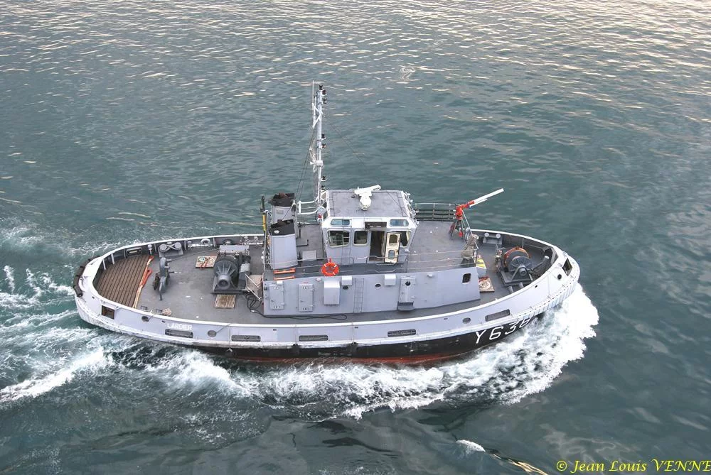 Un remorqueur accompagne le Jules Verne