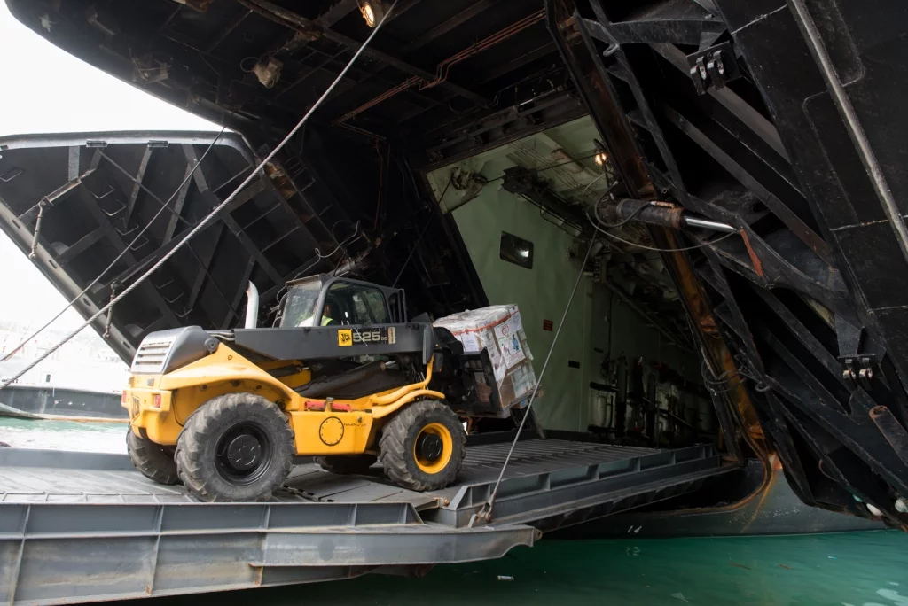 Déchargement du fret constitué de livres et de manuels scolaires